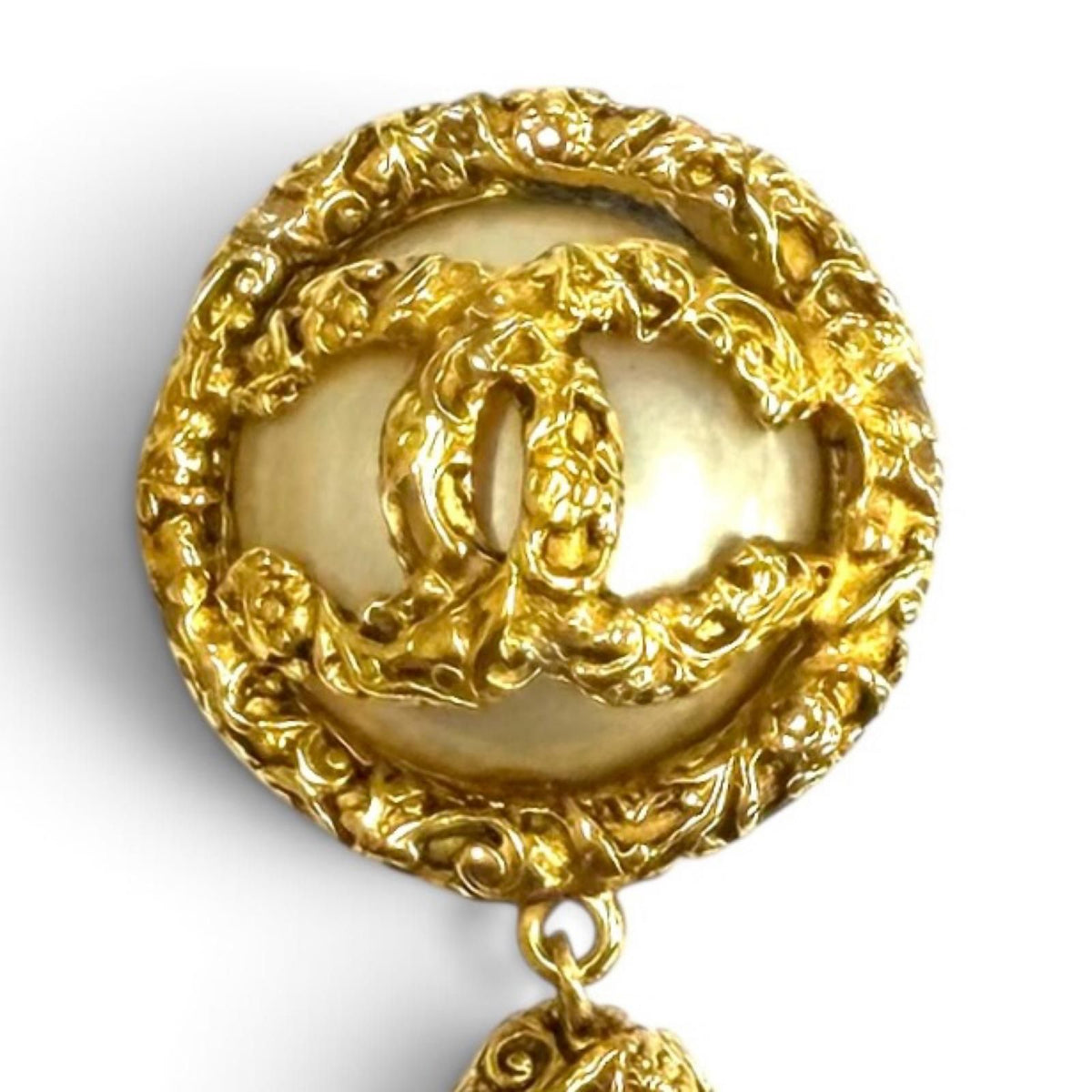 Chanel Vintage 93A CC Logo Lava Eco Pearl Earrings Gold — view 6