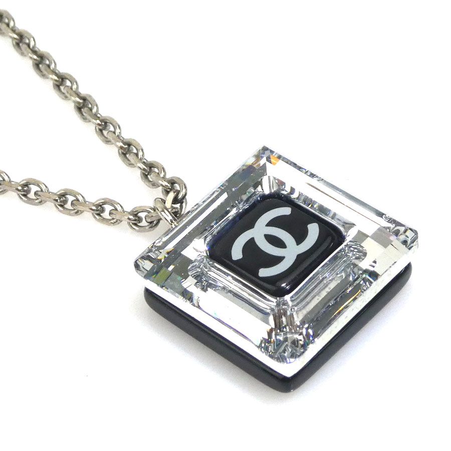 Chanel Necklace CC Logo — view 2