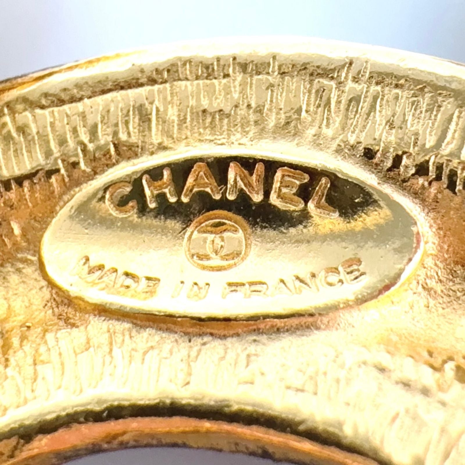 Chanel CC Logo Quilted Gold Plated Brooch — view 4
