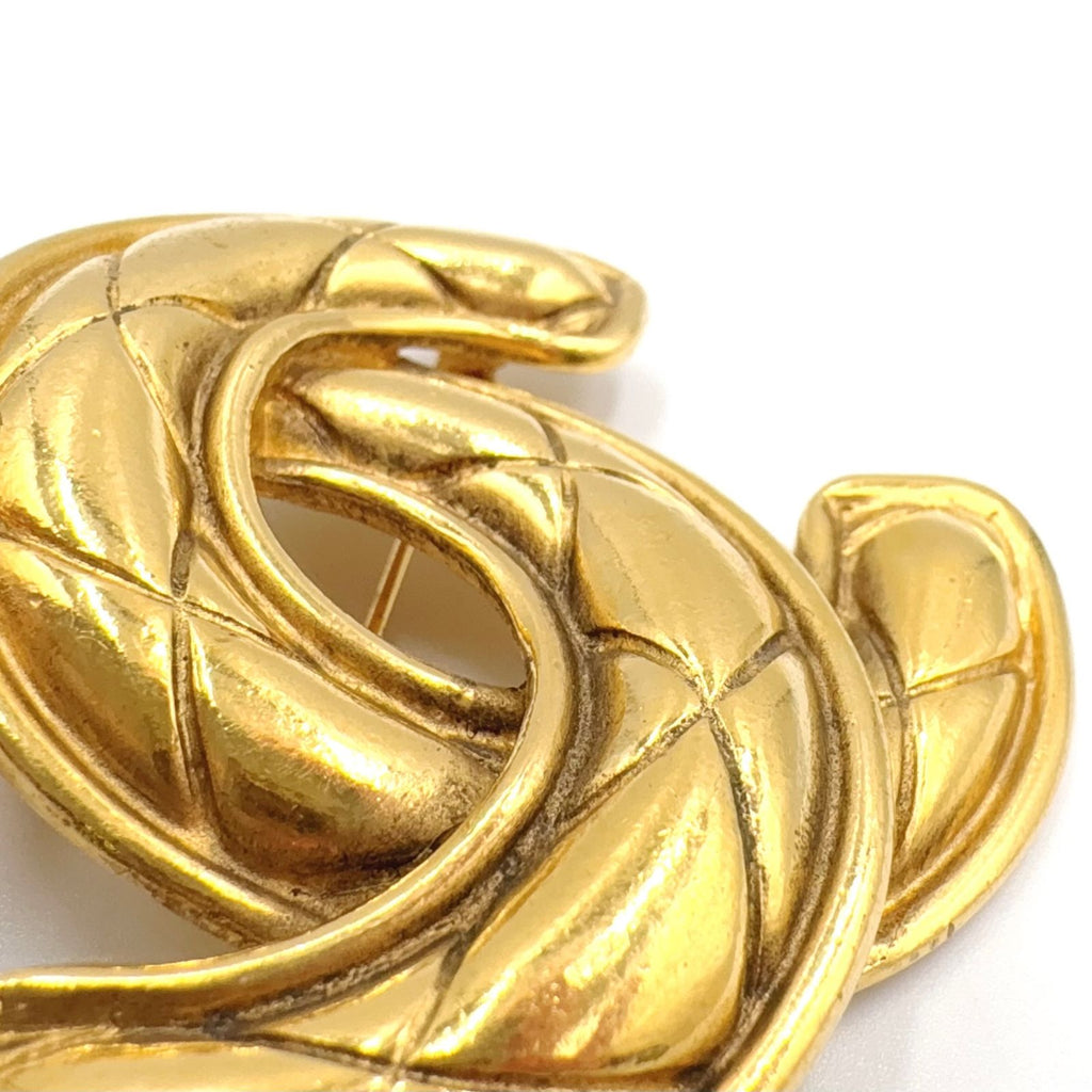Chanel CC Logo Quilted Gold Plated Brooch — view 5