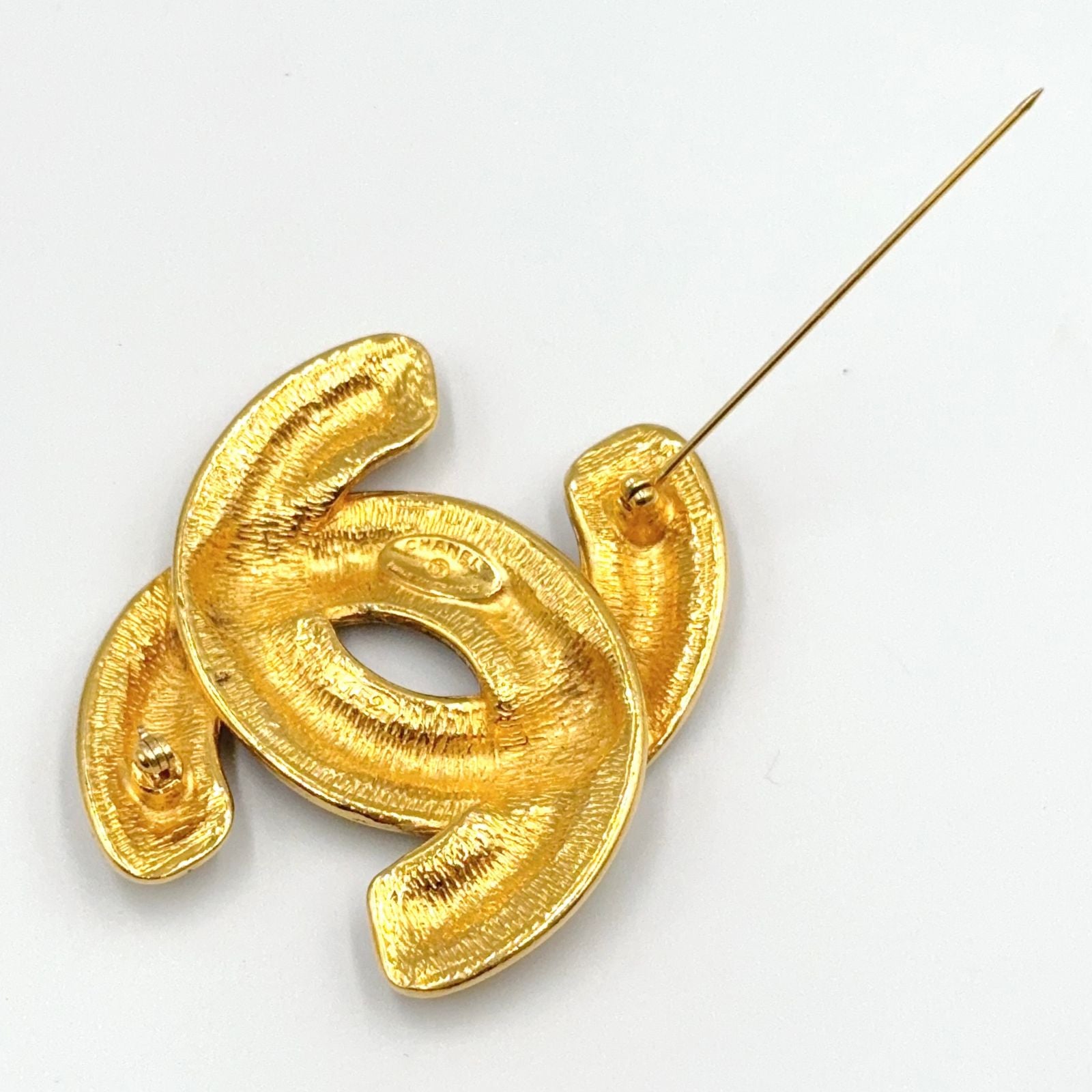 Chanel CC Logo Quilted Gold Plated Brooch — view 3