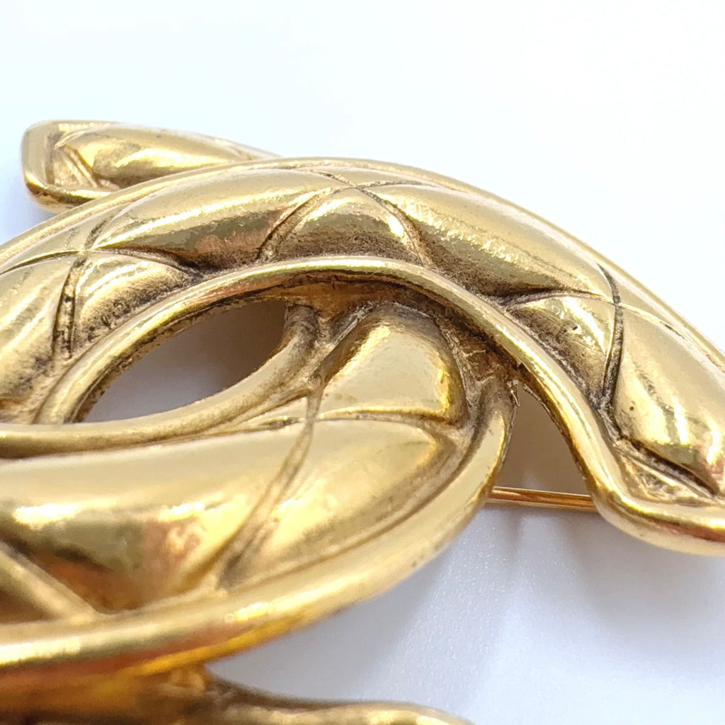 Chanel CC Logo Quilted Gold Plated Brooch — view 7