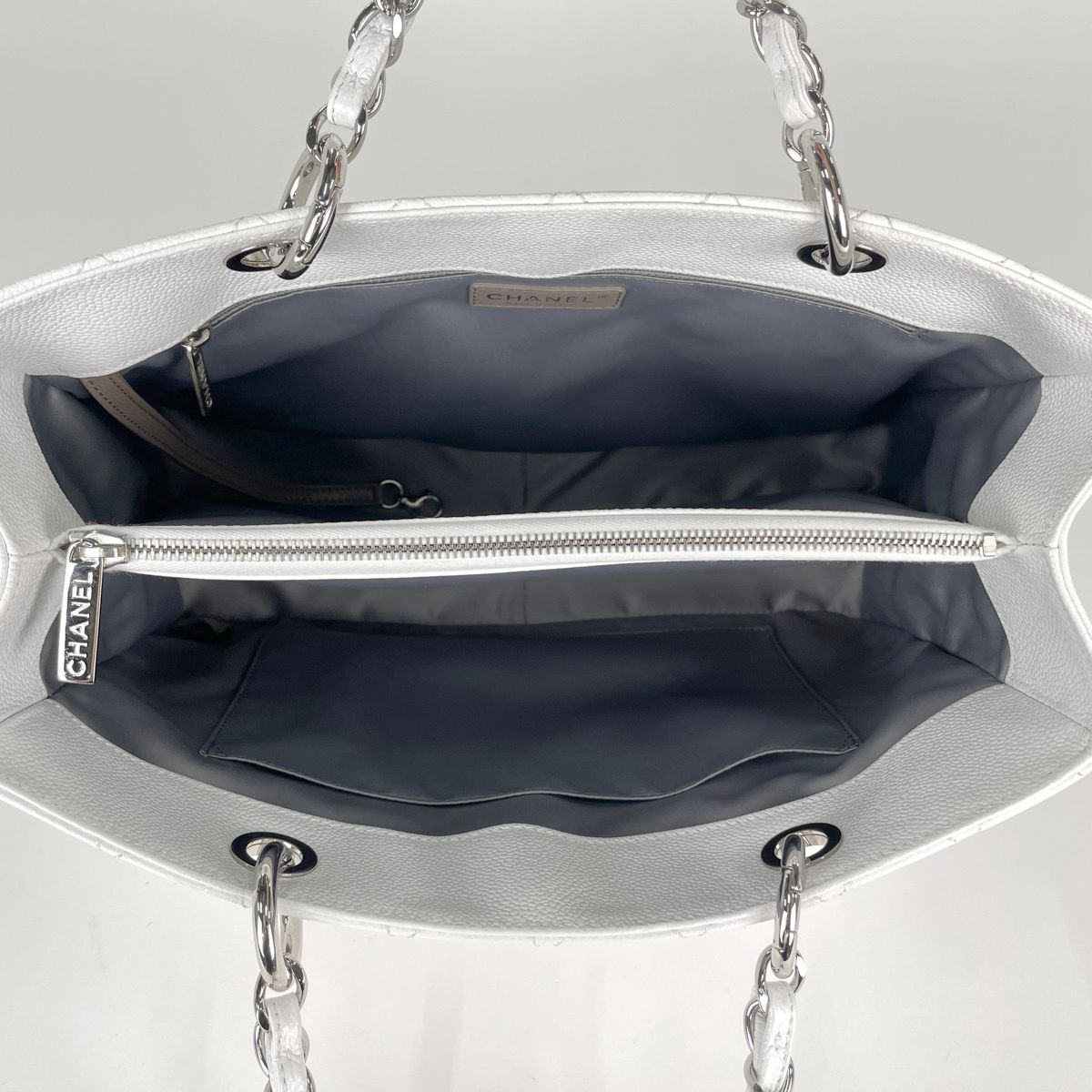 Chanel Tote CC Logo Quilted Caviar Leather White — view 7