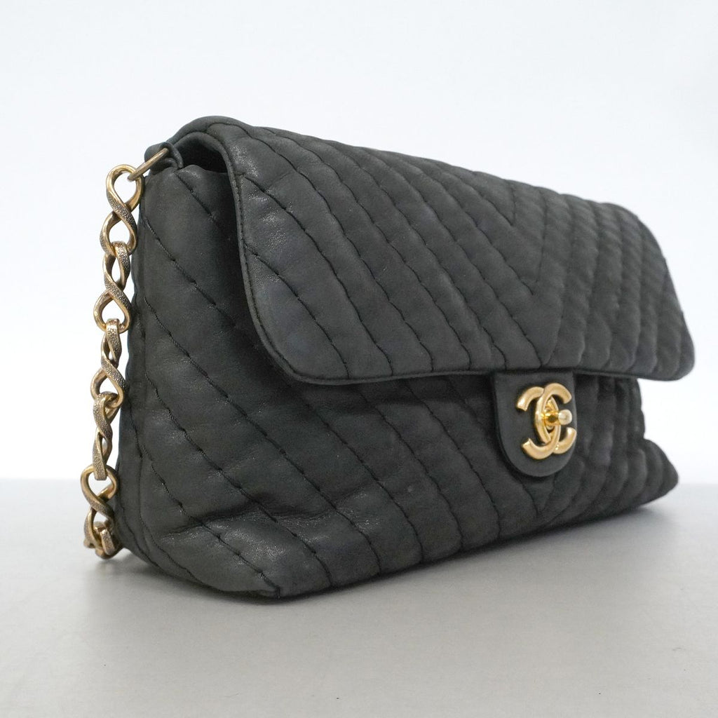 Chanel Shoulder Bag Chevron Sparkle Leather Black Gold — view 2