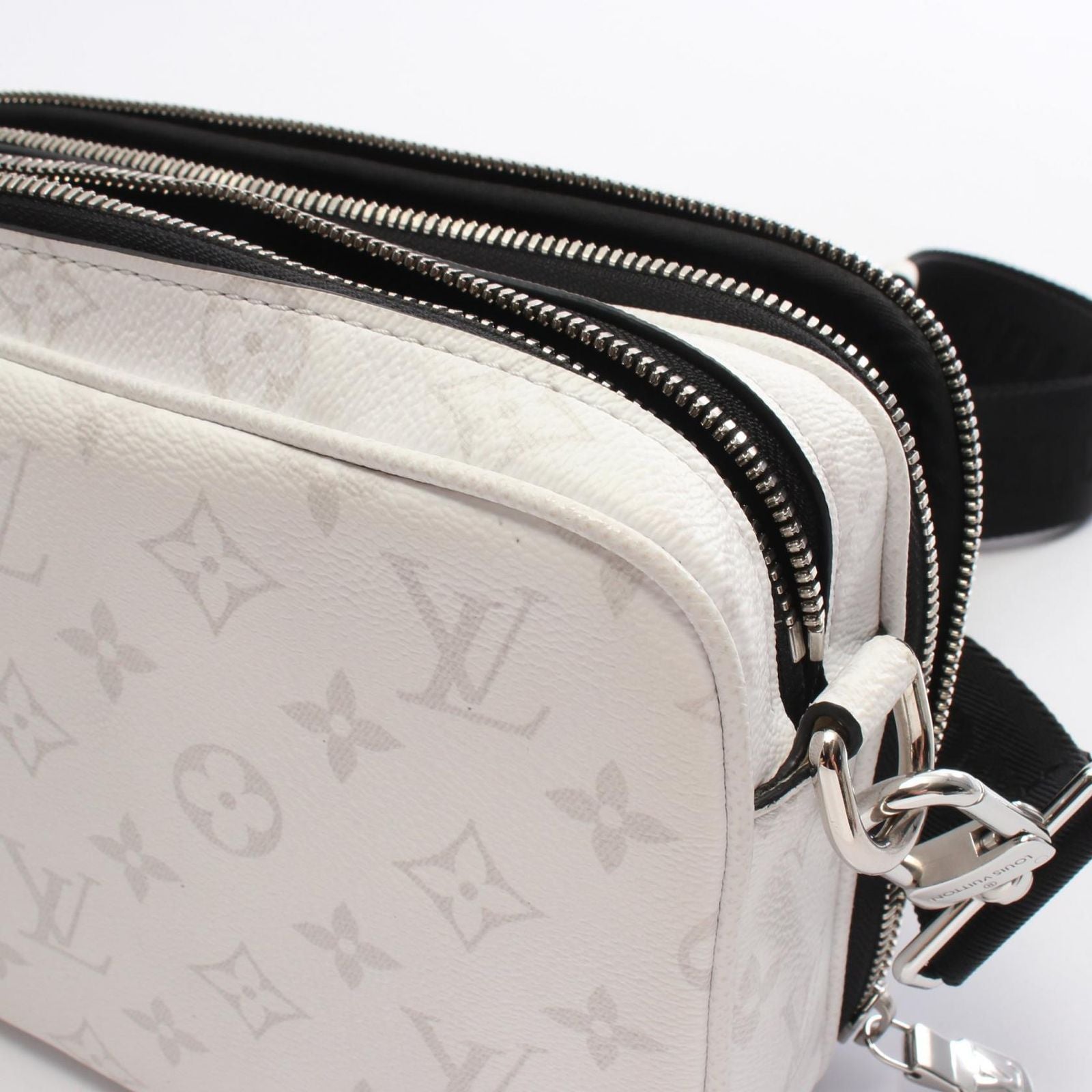 Louis Vuitton Shoulder Bag Alpha Messenger Taigarama Optic White Blanc Leather — view 8