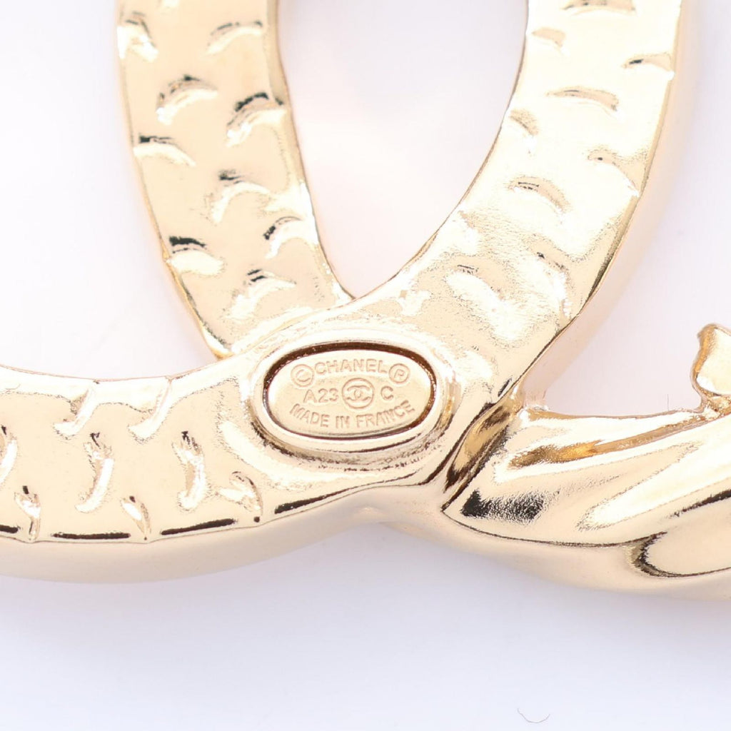 Chanel Brooch CC Logo Gold — view 3