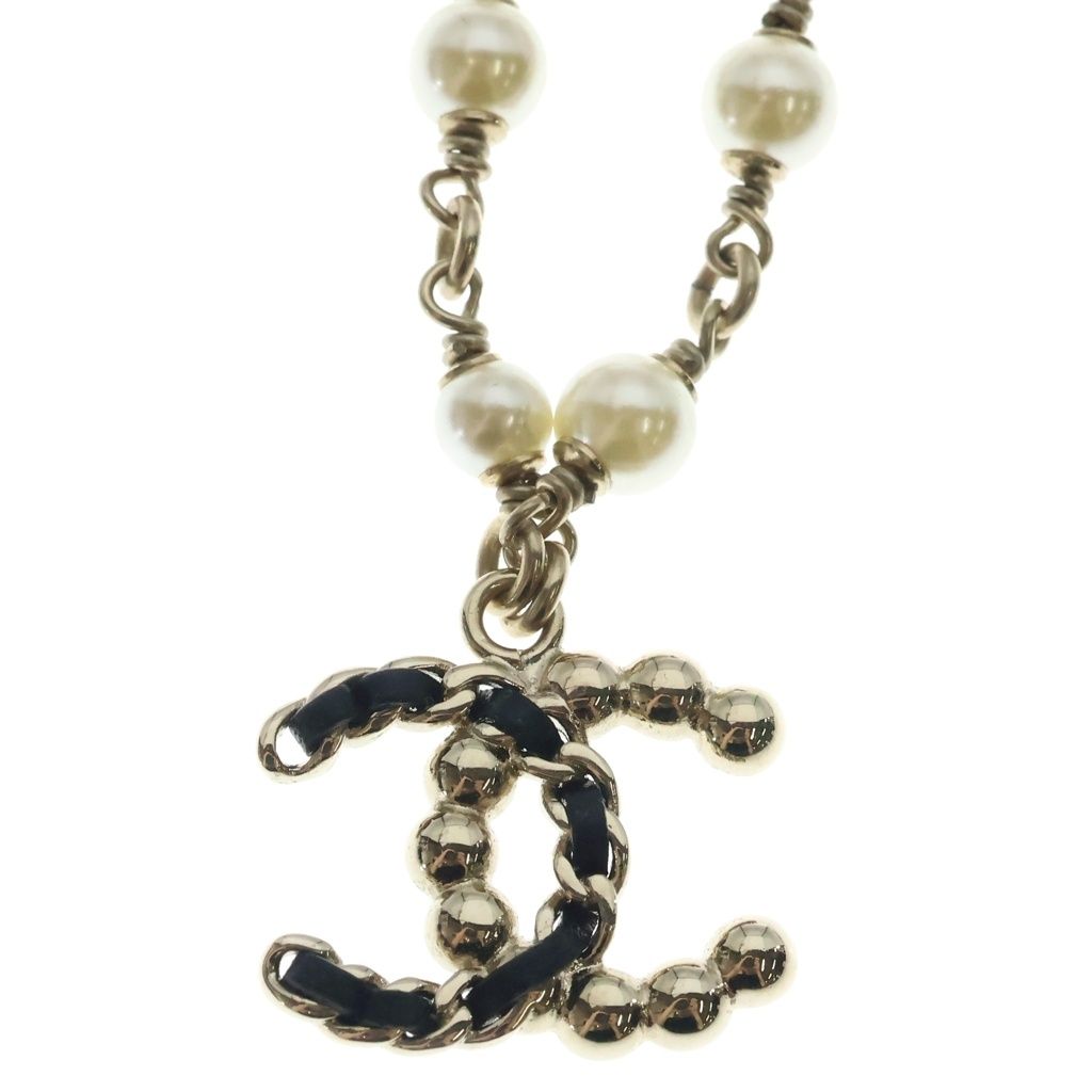 Chanel CC Logo Pearl Necklace Chain Gold — view 3