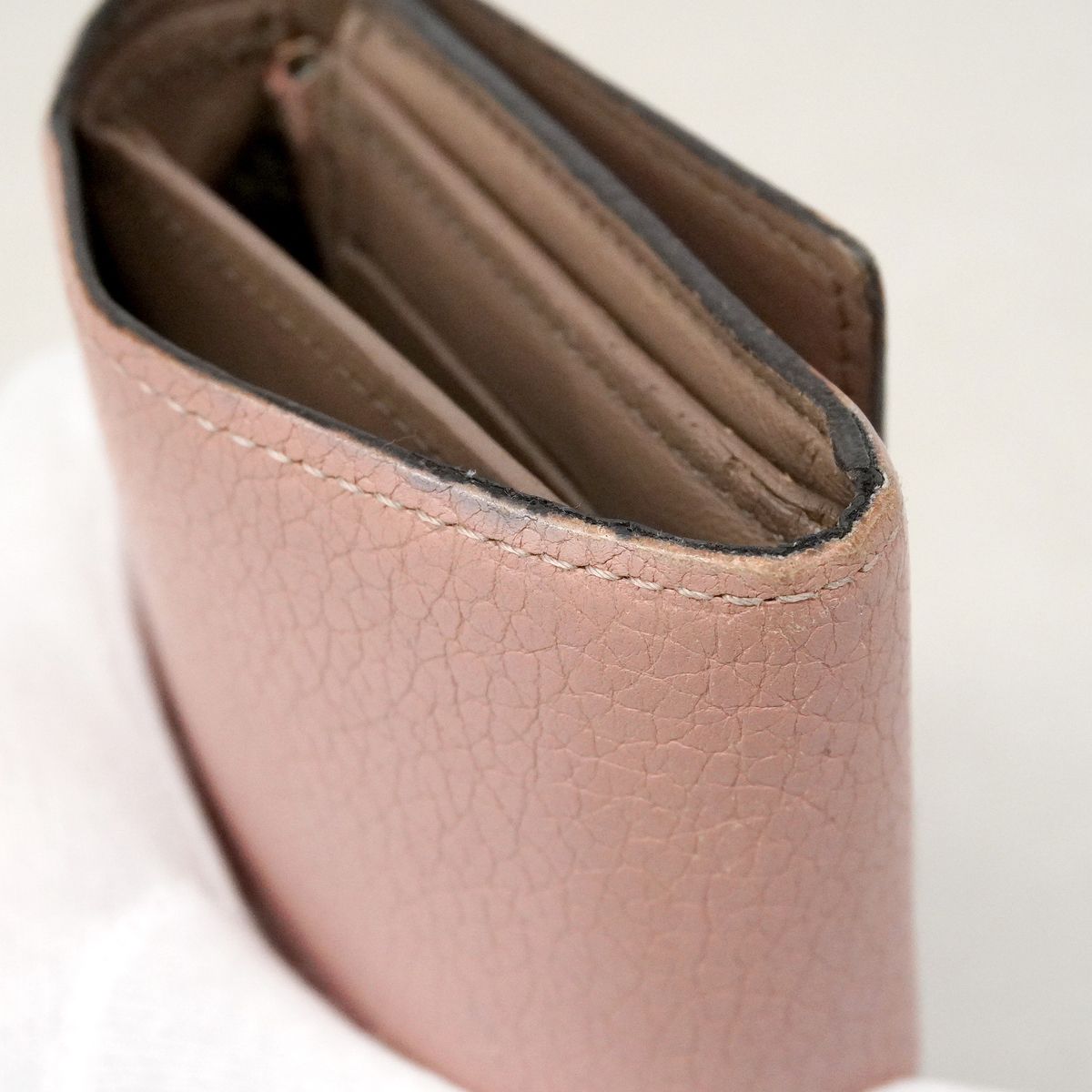 Louis Vuitton Trifold Wallet Portefeuille Capucines Compact Magnolia — view 6