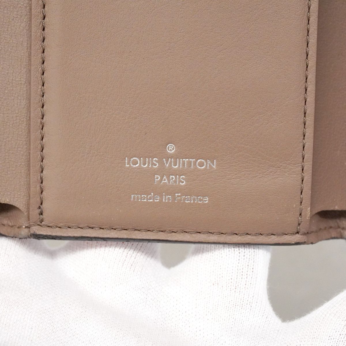 Louis Vuitton Trifold Wallet Portefeuille Capucines Compact Magnolia — view 5