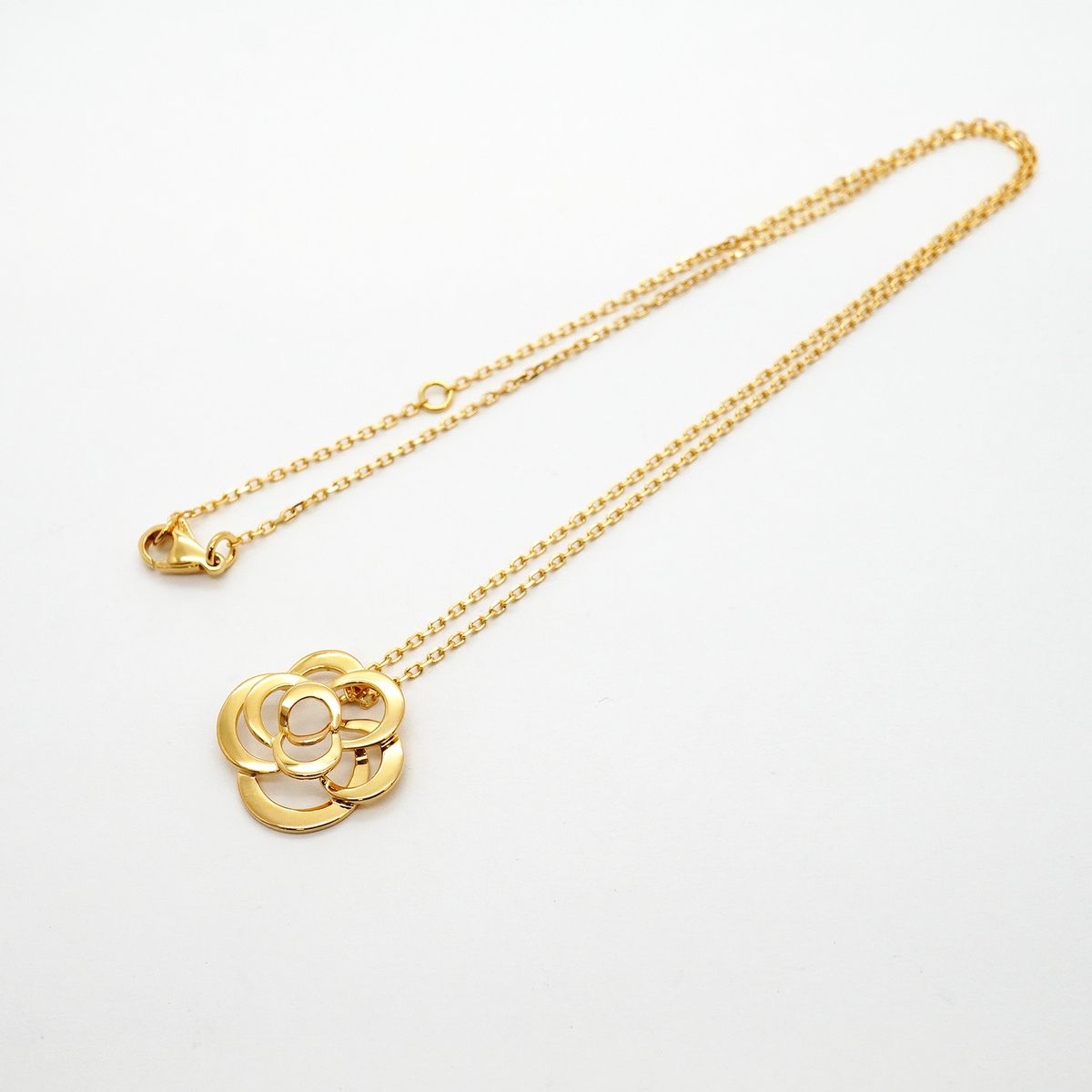 Chanel Necklace Camellia 18K Yellow Gold — view 3