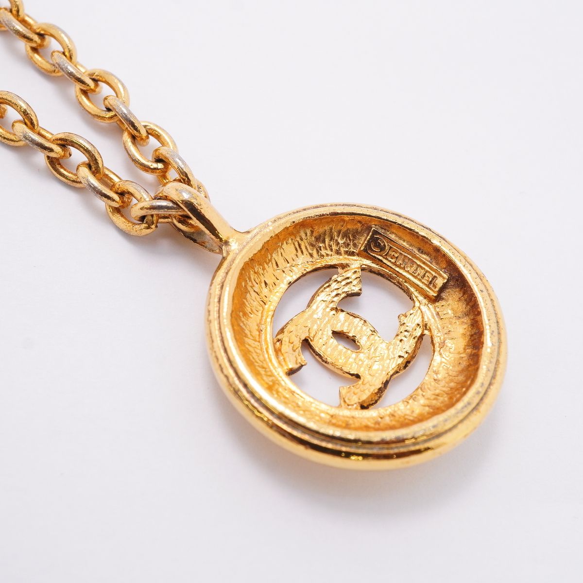 Chanel Necklace Vintage CC Logo Round Circle Gold Plated — view 2