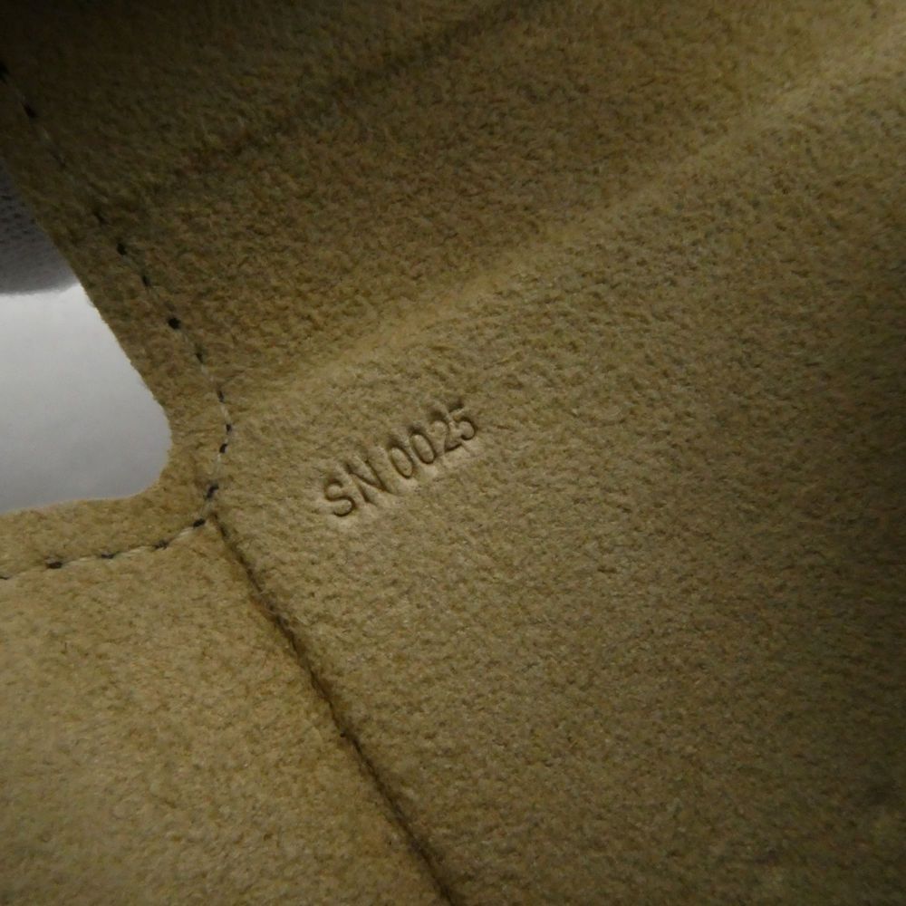 Louis Vuitton Case Monogram — view 8