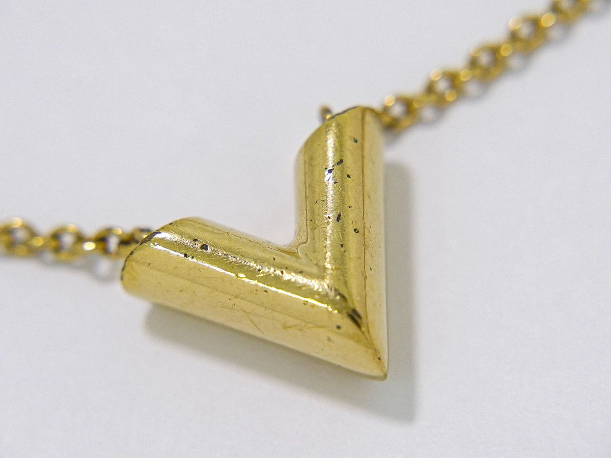 Louis Vuitton LV Essential V Pendant Gold Plated — view 4