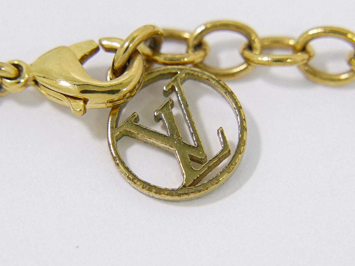 Louis Vuitton LV Essential V Pendant Gold Plated — view 6