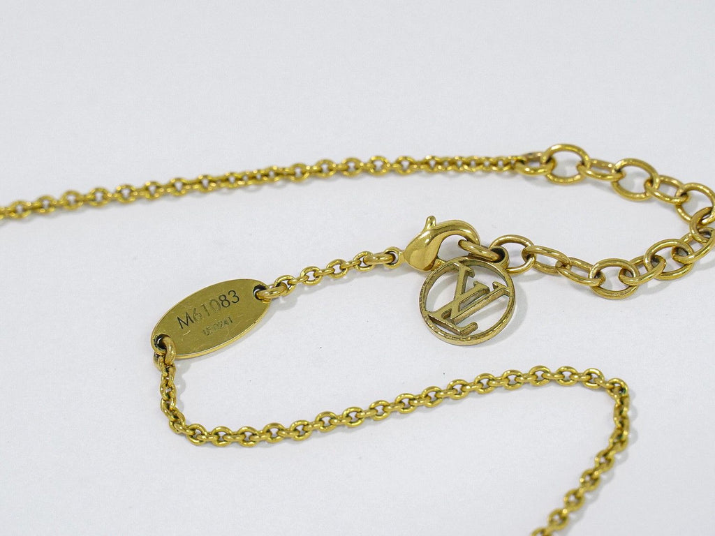 Louis Vuitton LV Essential V Pendant Gold Plated — view 3