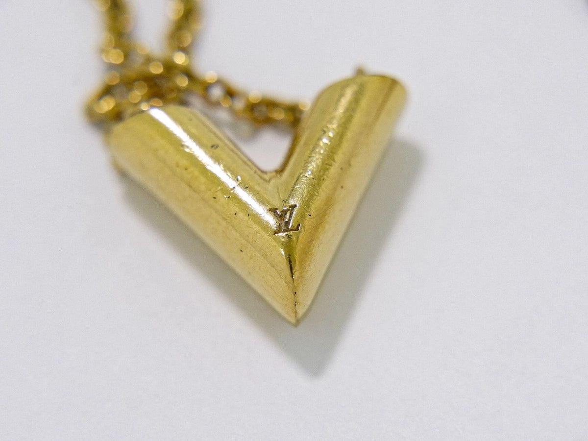 Louis Vuitton LV Essential V Pendant Gold Plated — view 5