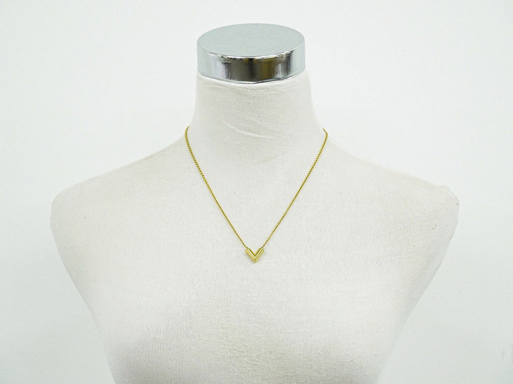 Louis Vuitton LV Essential V Pendant Gold Plated — view 7