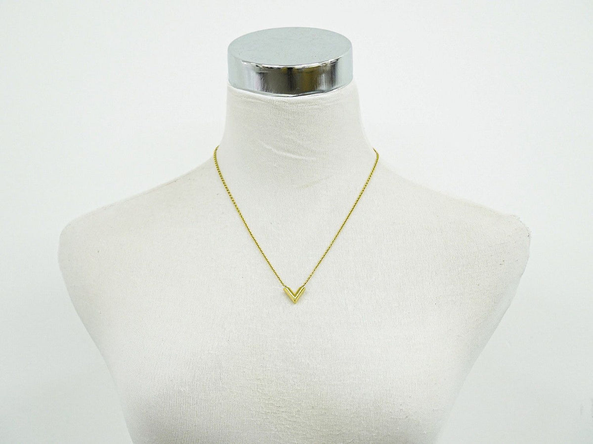 Louis Vuitton LV Essential V Pendant Gold Plated — view 7