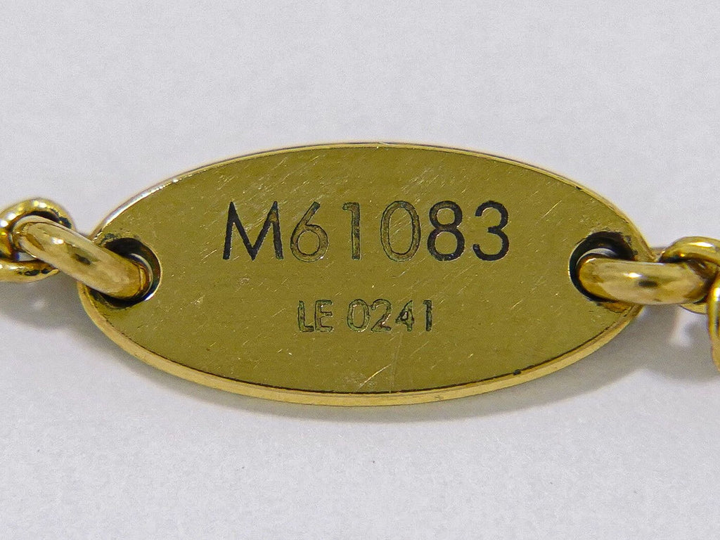 Louis Vuitton LV Essential V Pendant Gold Plated — view 8