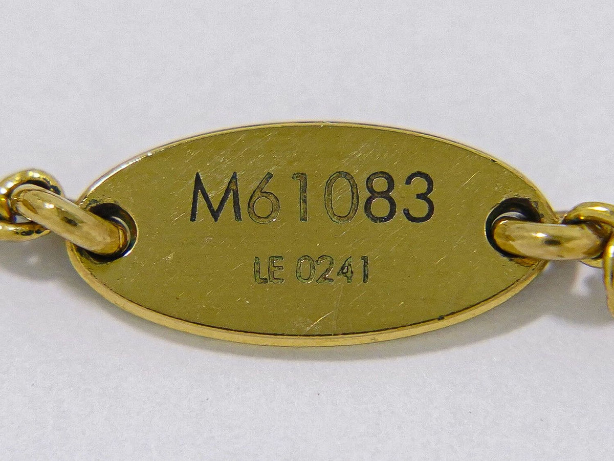 Louis Vuitton LV Essential V Pendant Gold Plated — view 8