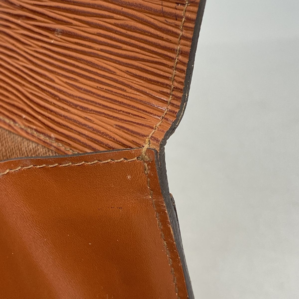 Louis Vuitton Pouch Epi Art Deco Kenya Brown — view 8