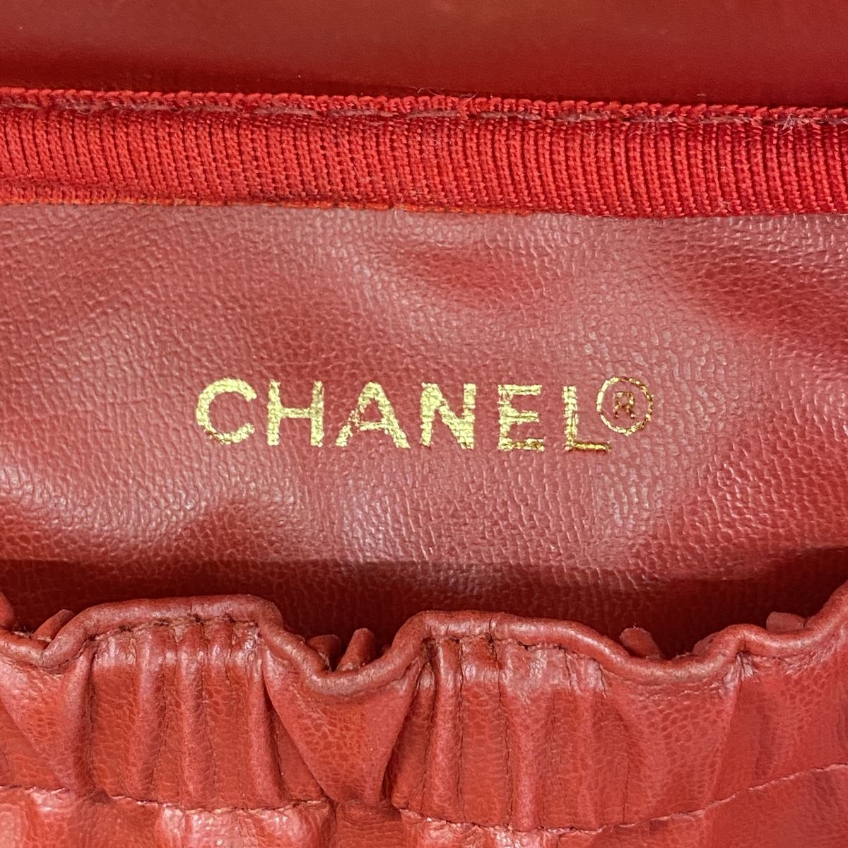 Chanel Vanity Bag Caviar Leather Red Gold — view 5