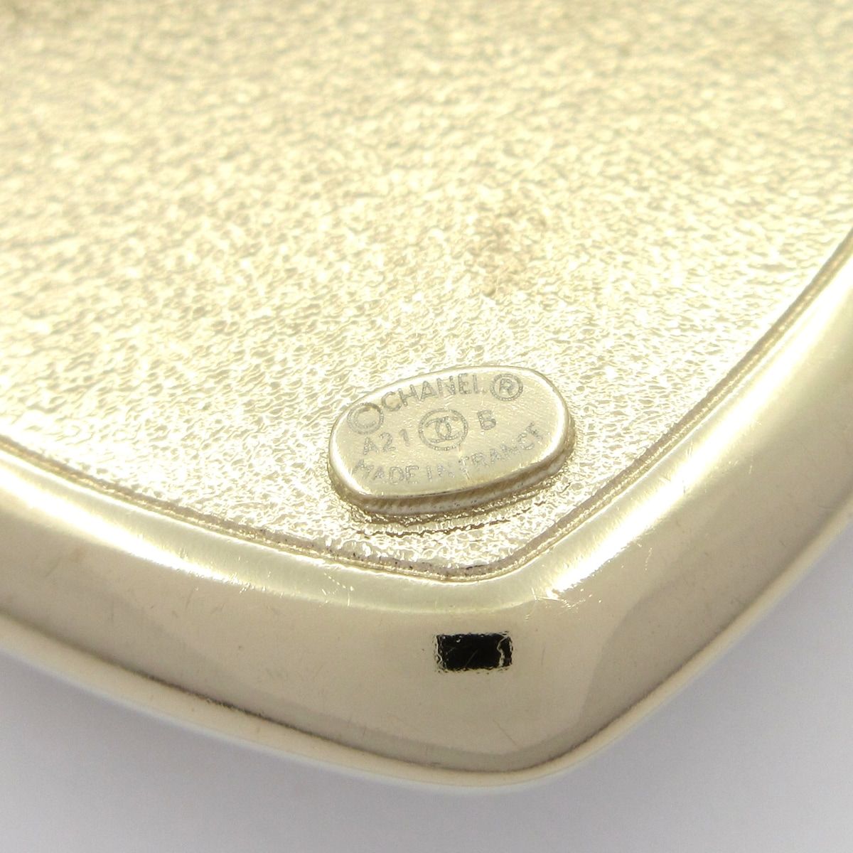 Chanel Brooch White Gold Heart CC Logo — view 3
