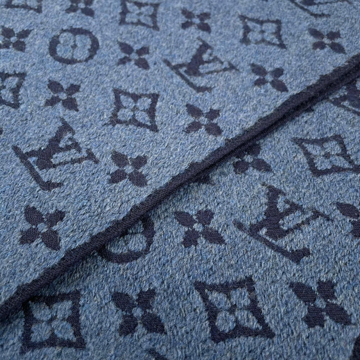 Louis Vuitton Echarpe Monogram Classic Wool 100% Scarf Blue Marine — view 3
