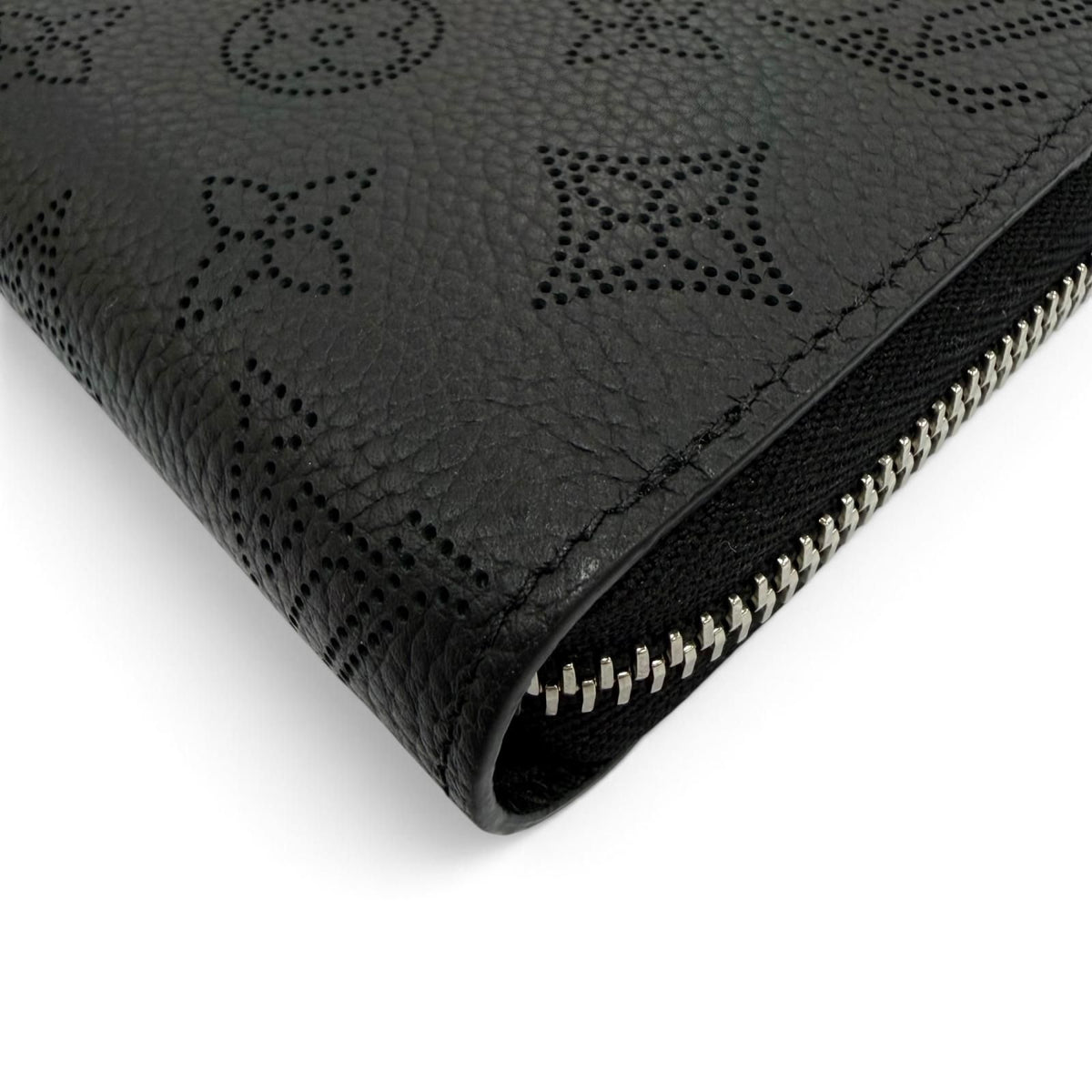 Louis Vuitton Zippy Wallet Mahina Leather Zip Around Black — view 5