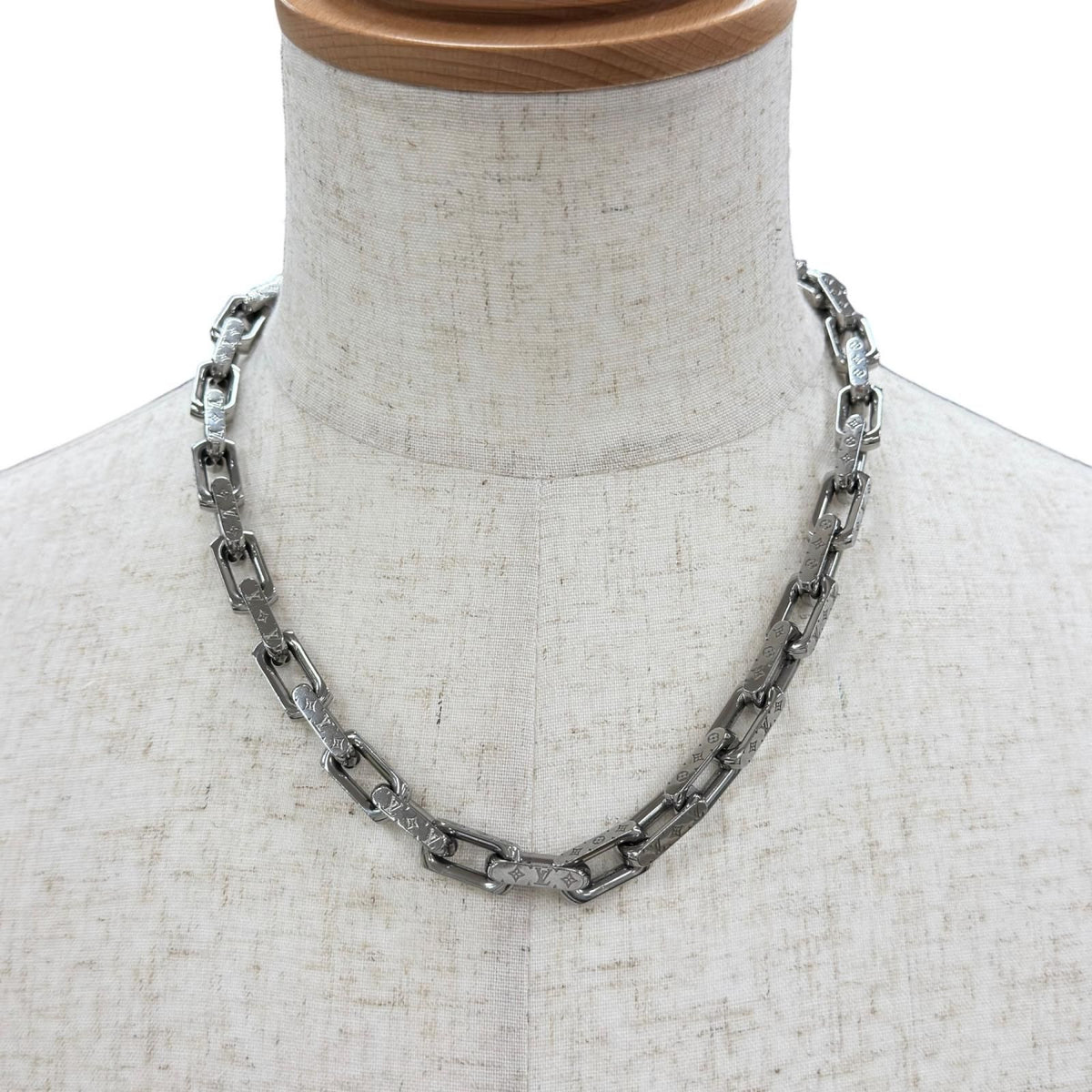Louis Vuitton Collier Chain Monogram Necklace Silver — view 3