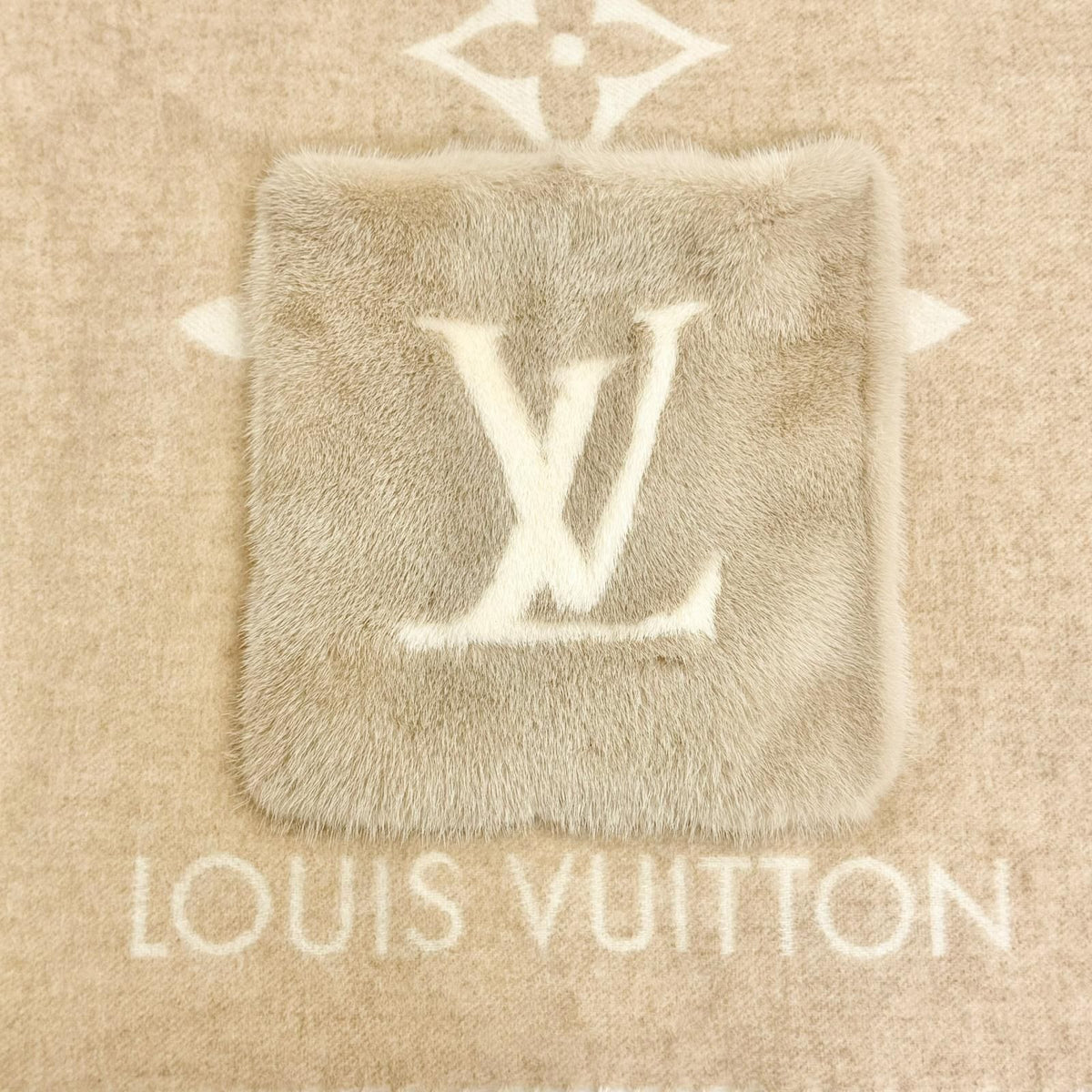 Louis Vuitton Echarpe Cold Reykjavik Cashmere Mink LV Scarf — view 7