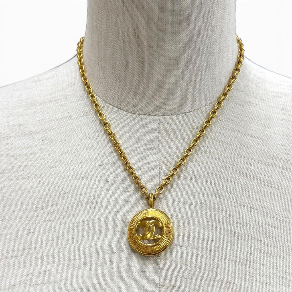 Chanel Vintage CC Logo Chain Pendant Gold — view 2