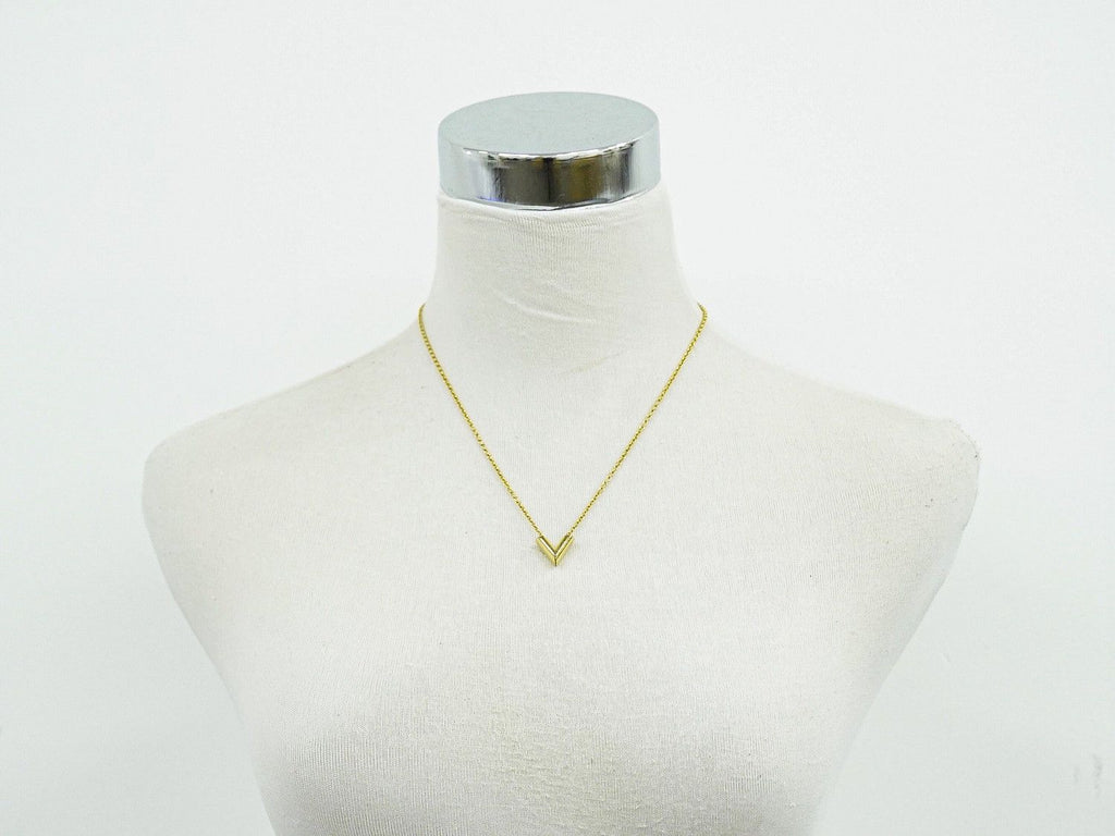 Louis Vuitton LV Essential V Pendant Gold Plated — view 7