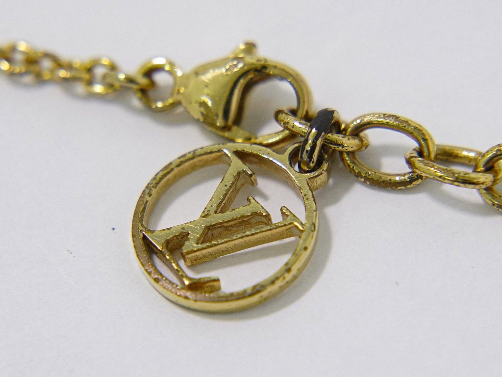 Louis Vuitton LV Essential V Pendant Gold Plated — view 6