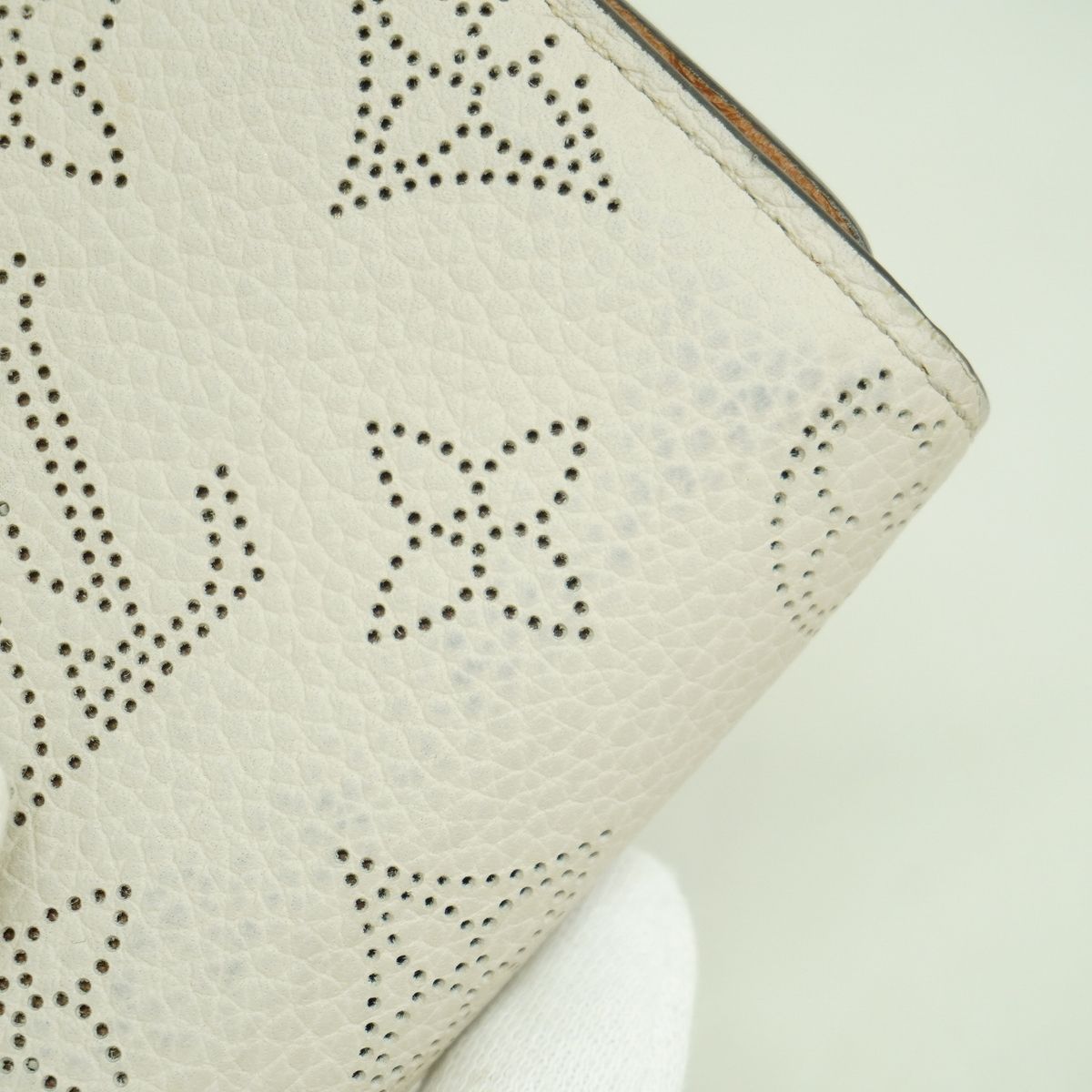 Louis Vuitton Trifold Wallet Mahina Portefeuille Iris XS Blume — view 8