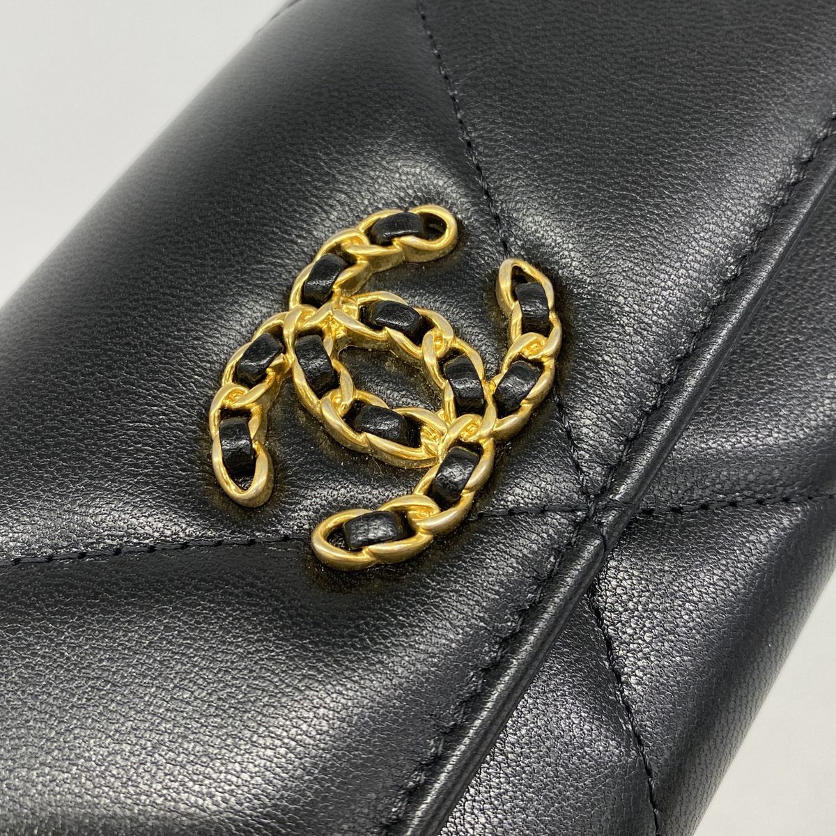 Chanel Wallet Chanel 19 Lambskin Black Gold — view 6