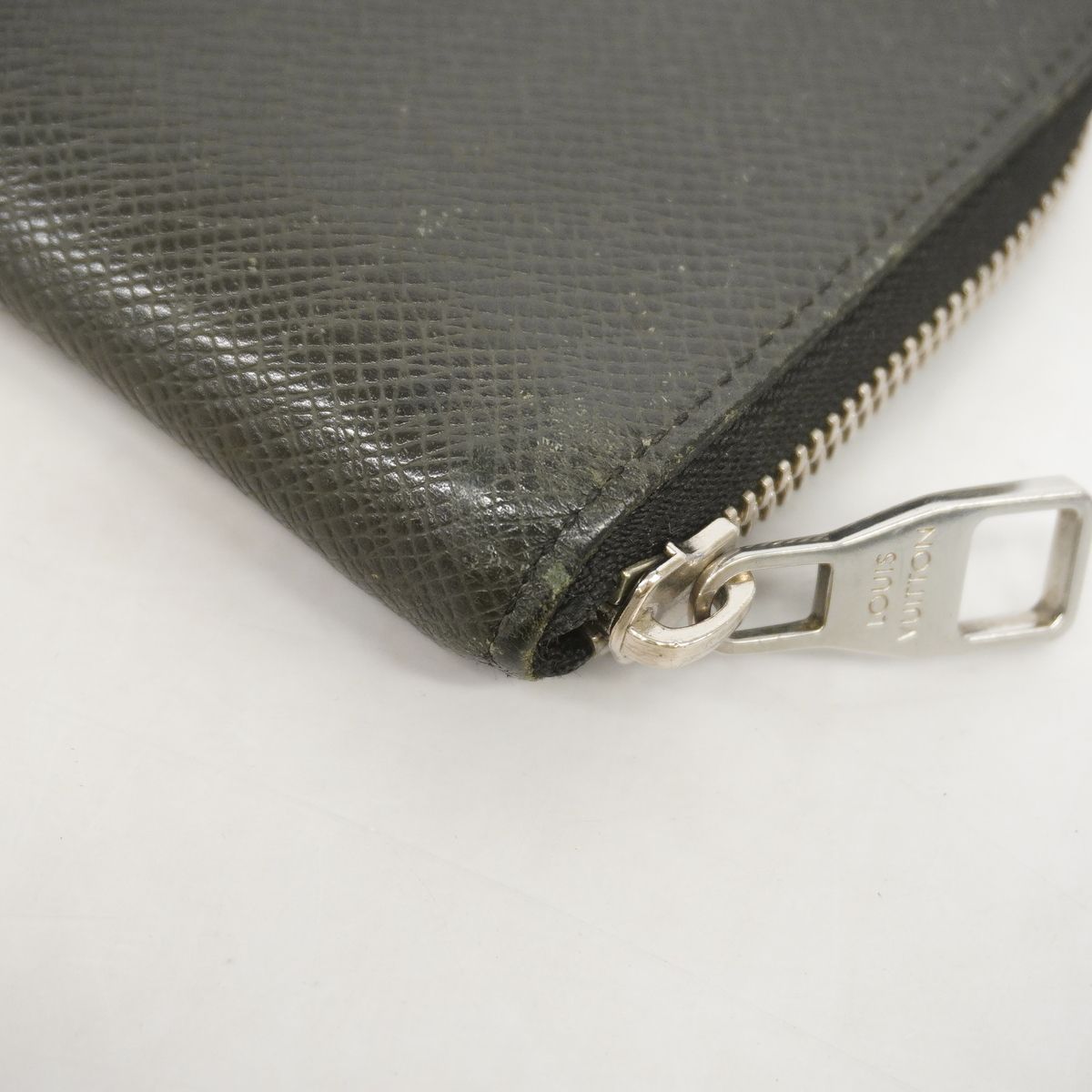 Louis Vuitton Wallet Taiga Zippy Vertical Ardoise — view 6