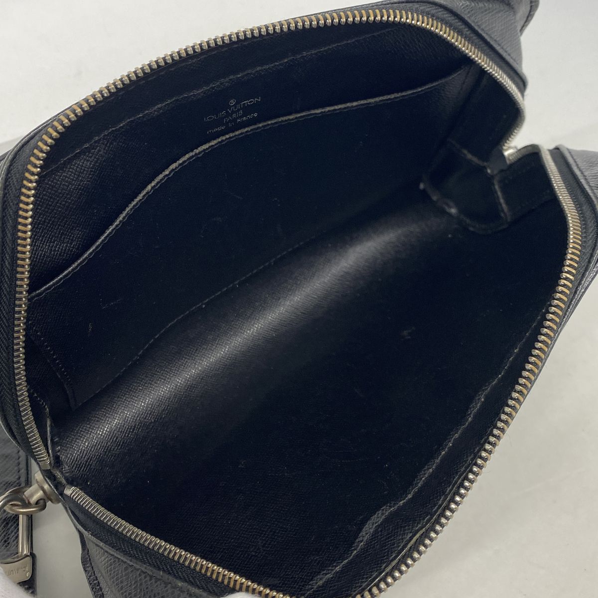 Louis Vuitton Clutch Taiga Baikal Ardoise — view 4