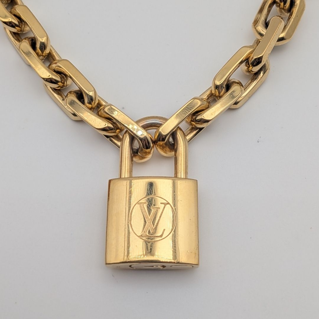 Louis Vuitton Collier LV Edge Chain Necklace Gold Padlock