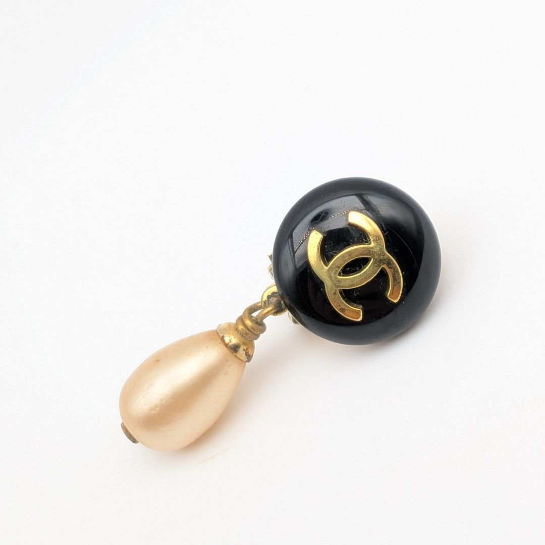 Chanel Single Earrings CC Logo Gold Black Faux Pearl Drop Swing Vintage 95P