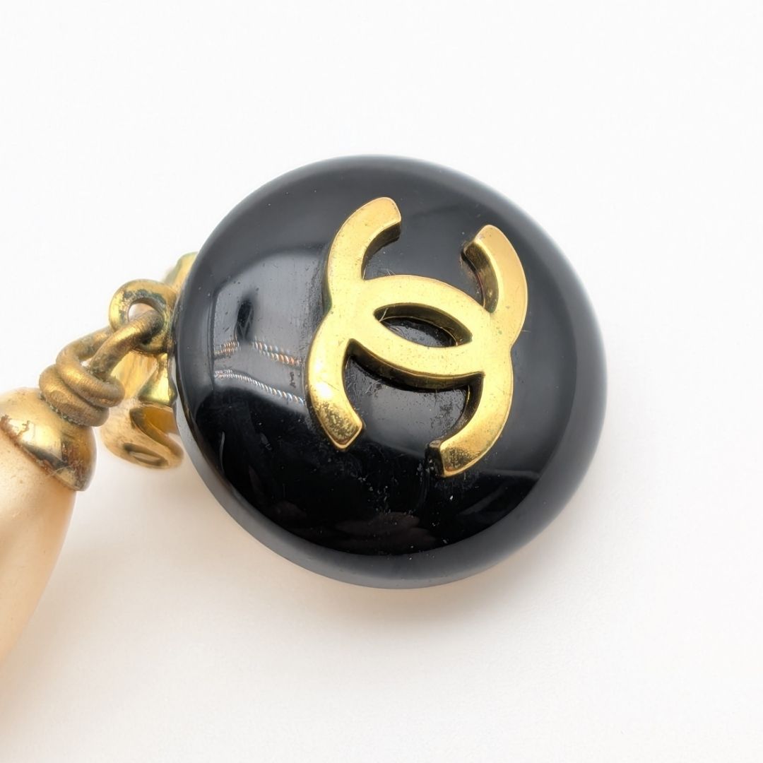 Chanel Single Earrings CC Logo Gold Black Faux Pearl Drop Swing Vintage 95P — view 2