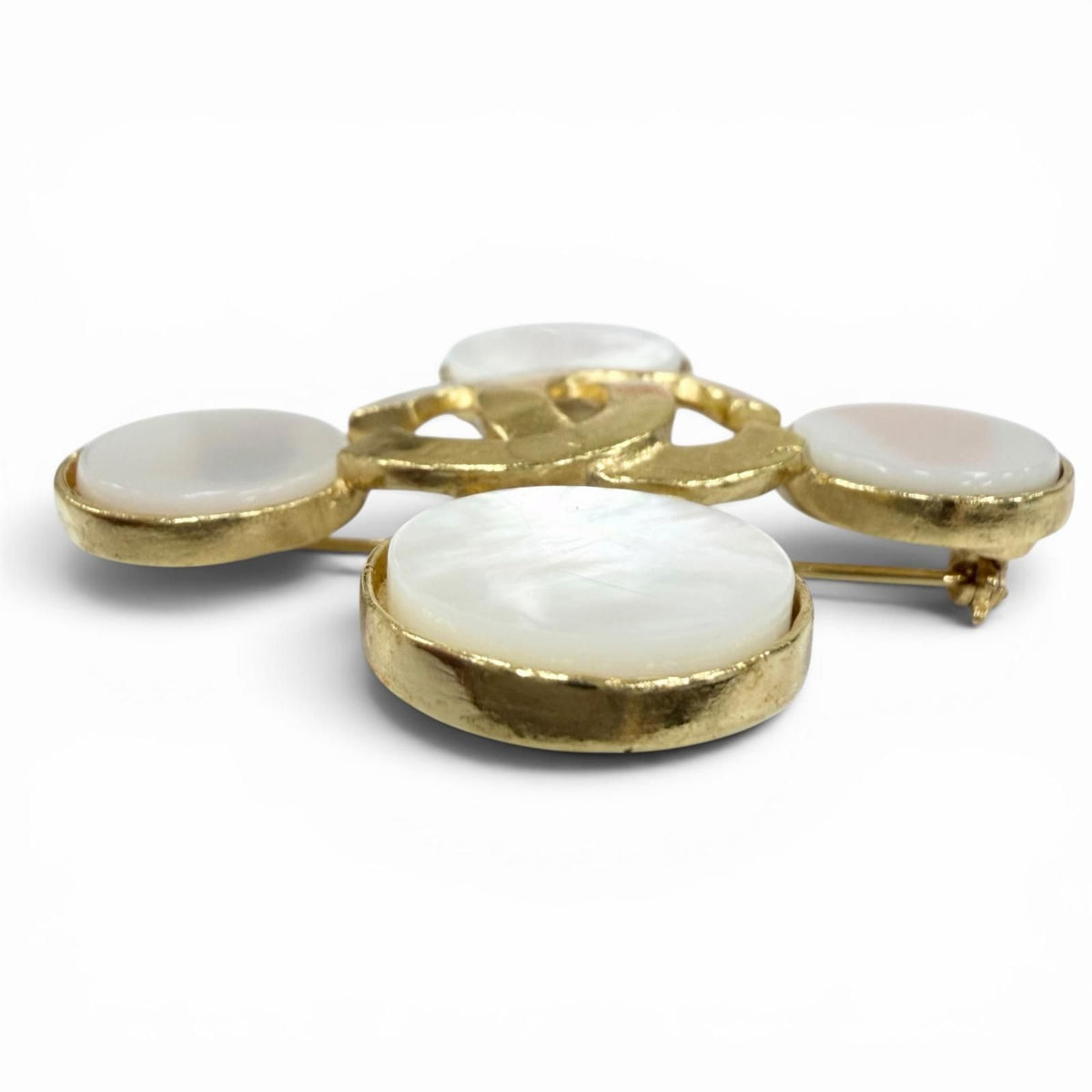 Chanel Vintage 95A CC Logo Shell Brooch Gold — view 3