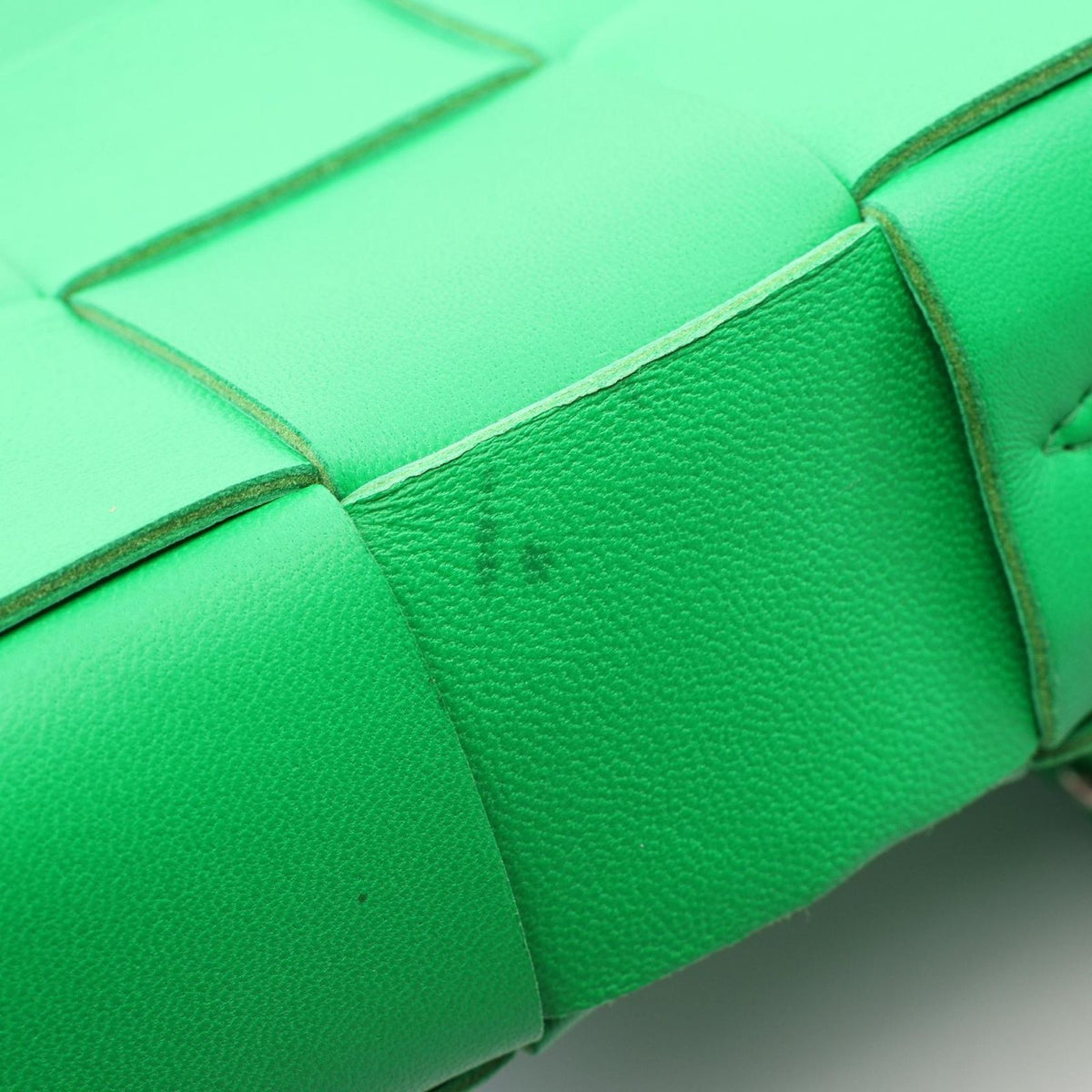 Bottega Veneta Shoulder Bag Cassette Crossbody Maxi Intrecciato Green Leather — view 7
