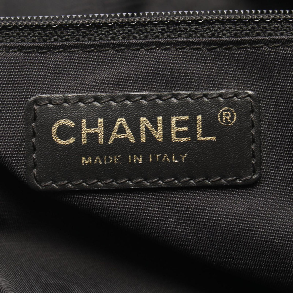 Chanel Tote Bag New Travel Line MM Black Leather MM — view 4