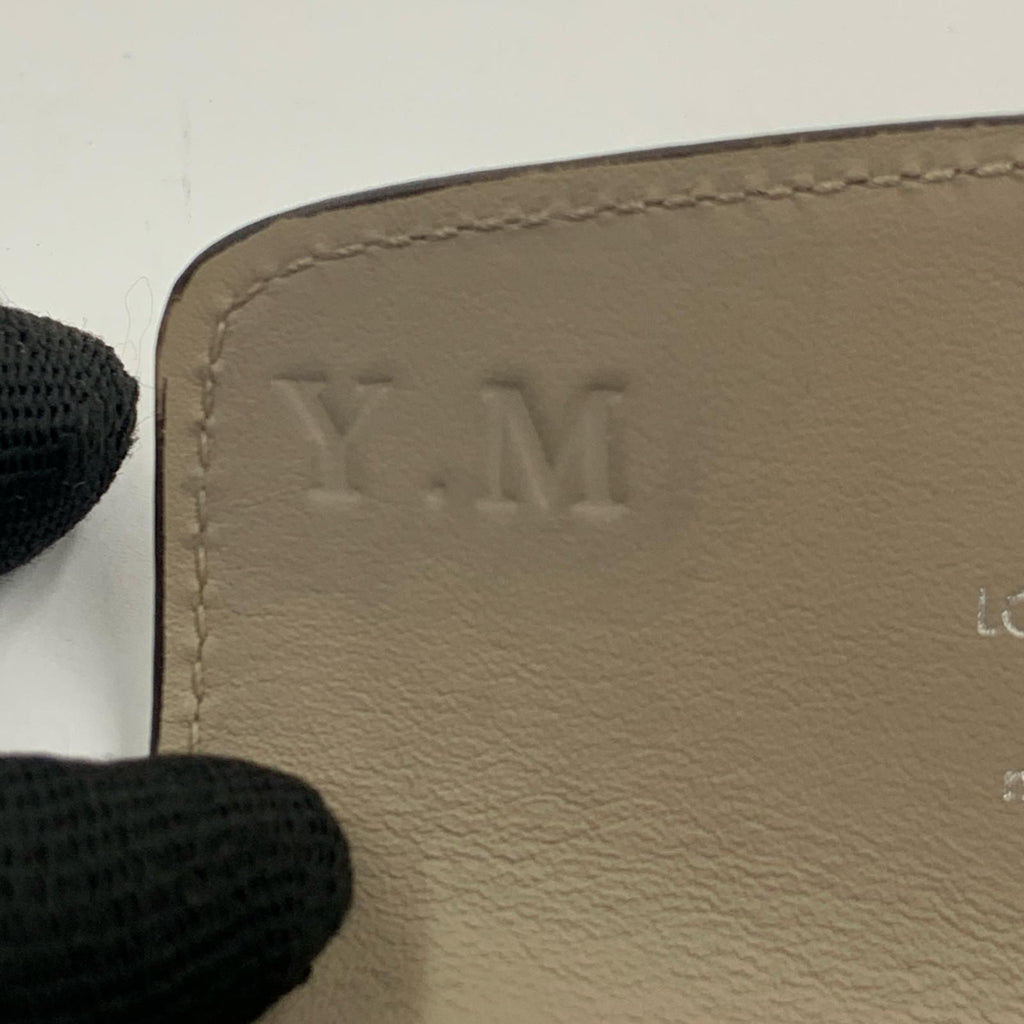 Louis Vuitton Mahina Multicles 4 Key Case Beige Key Holder — view 8