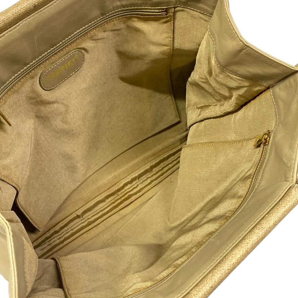 Chanel Tote Bag Ivory CC Logo Gold Wood Look Handle Lambskin — view 7