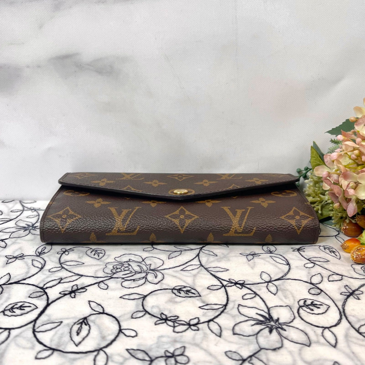 Louis Vuitton Portefeuille Sarah Monogram Wallet — view 8