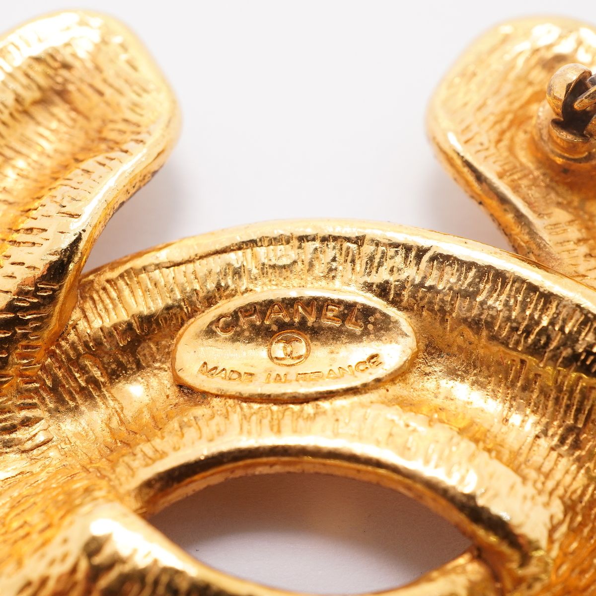 Chanel Brooch Vintage CC Logo Quilted Gold Plated — view 4