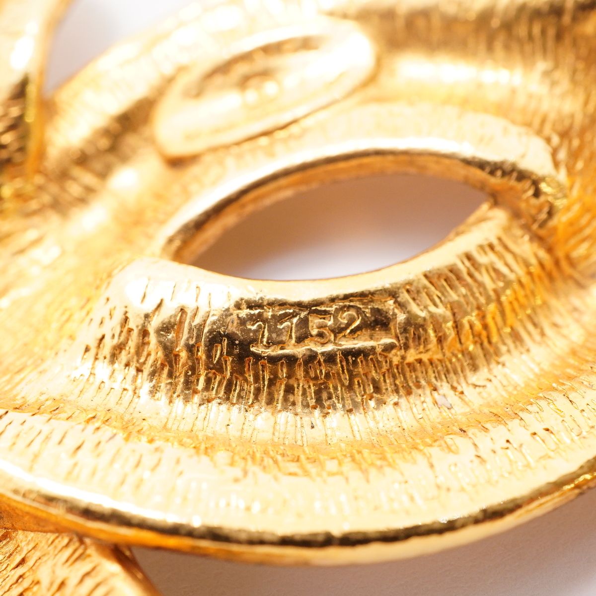 Chanel Brooch Vintage CC Logo Quilted Gold Plated — view 5