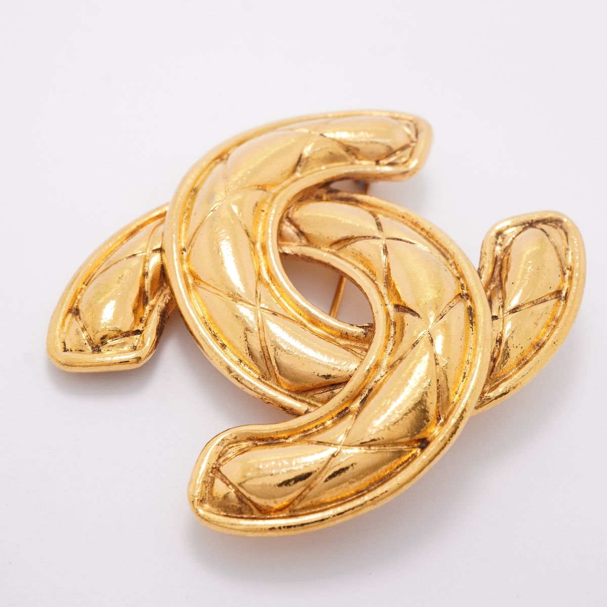 Chanel Brooch Vintage CC Logo Quilted Gold Plated — view 2